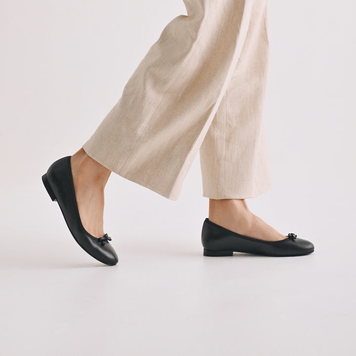 walking in comfortable black flats, black sheepskin flats, black nappa leather flats, ballerina flats