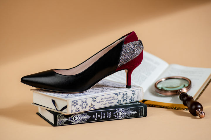 Oleah black sheepskin leather on books